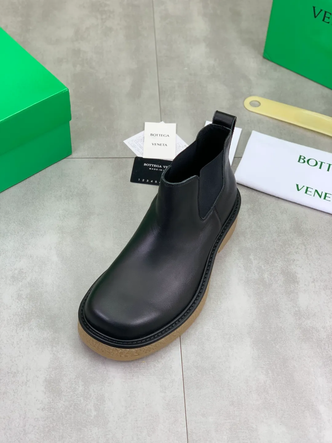 Men's men's shoes 💰P740 New model 💰 Top quality (beef tendon outsole series) 💎💎💎 BOTTEGA VENETA official website synchronizes the latest model, top version of the market's highest version of BV business leather shoes, accept material comparison, shoe type comparison, process comparison, practical and texture, versatile, suitable for any occasion, the more you look at it, the more flavorful it becomes. Pure hand-woven craftsmanship - upper material, imported original hand-woven calfskin - high-quality water-dyed sheepskin lining - original private model customized beef tendon outsole -Size: female 35-39 (34 40 customized) male 39-44 (38 45 customized) Comes with original BV green box, complete packaging.